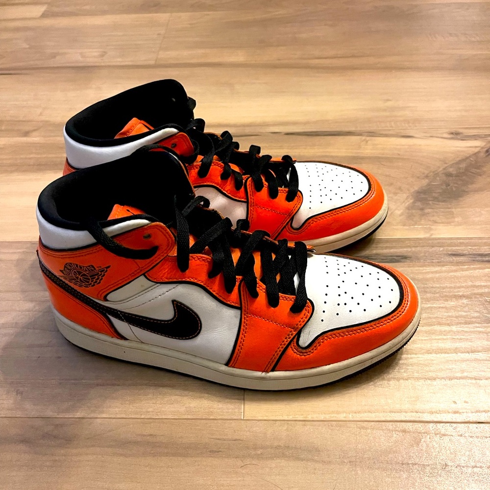 Size 9.5 Jordan 1 Turf orange. Lightly used.